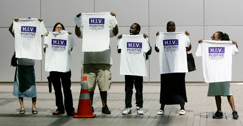 2006年5月，在紐約聯合國總部大樓外爭取美國HIV帶原者治療權益的社運人士。（攝影／AFP／DON EMMERT）