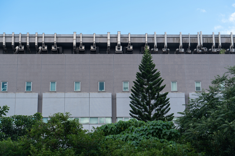 中研院基因體研究中心大樓的實驗室排氣設施。（攝影／陳曉威）