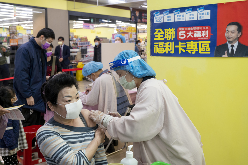 12月6日，在新北市板橋的全聯賣場外開設的疫苗接種站，提供民眾免預約注射疫苗。（攝影／林彥廷）