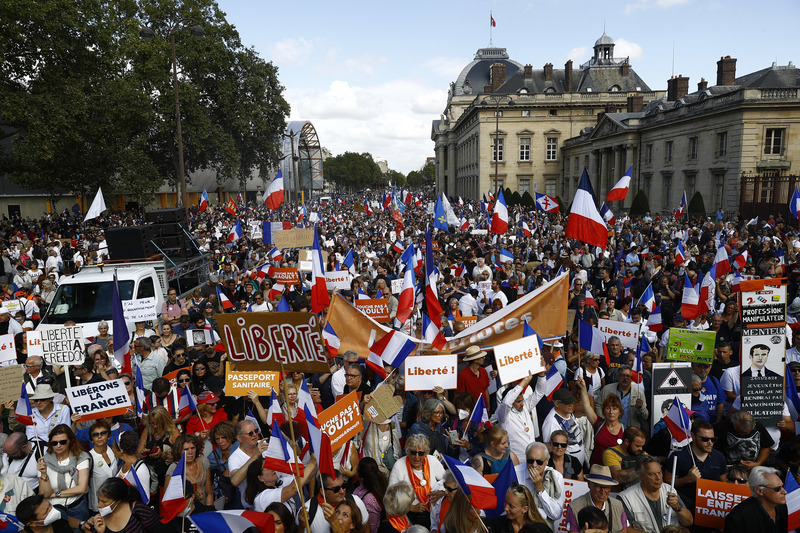 8月28日，法國反對強制推行針對特定職業強制接種疫苗及健康通行證等政策的示威者在巴黎街頭示威。（攝影／AFP／Sameer Al-DOUMY）