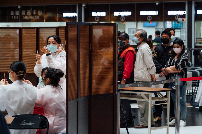 指揮中心協調三軍總醫院松山分院醫療人力，12月5日起在台北車站大廳限時開加隨到隨打疫苗注射站。（攝影／余志偉）