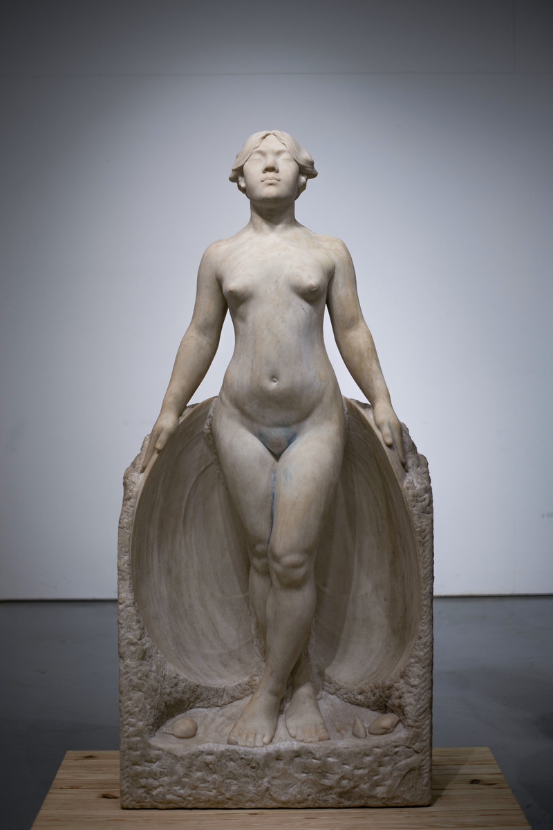 The clam shell evoking the same imagery as ‘The Birth of Venus’, the female figure in ‘Water of Immortality’ stands tall. Bearing a likeness to ‘Clam Spirit’ of Taiwanese folklore, this is another name bestowed upon the sculpture. (Photo source: Yang Tzu-lei)