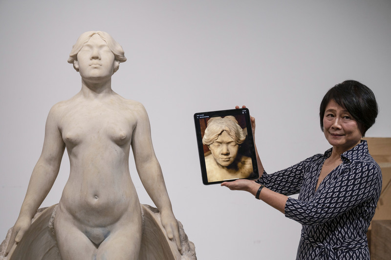 Chairman of the National Culture and Arts Foundation, Lin Manli shows the condition of ‘Water of Immortality’ prior to her restoration. She hopes the sculpture will resonate with current audiences and artists, inspiring future creativity. (Photo source: Yang Tzu-lei)