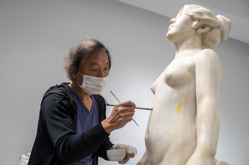 Junichi Mori poses the restoration specialist as akin to a stagehand. They aren’t the centre of attention, but they ensure a smooth performance for the main actors, and a memorable experience for the audience. He is depicted using concealer to hide the statue’s blemishes, needing to apply several layers, while not making the concealment obvious. (Photo source: Lin Yen-ting)