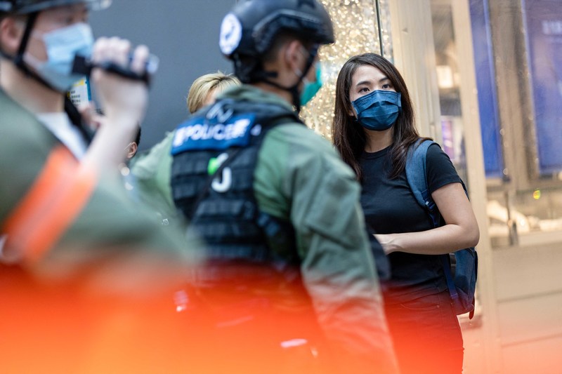 何桂藍曾對《端傳媒》表示，「我害怕的那種香港變成大陸就是，香港人的抗爭變得沒法被這個城市的其他人所見到。」圖為2020年9月6日，何桂藍在街頭面對正在驅散抗議者的香港警察。（攝影／EyePress via AFP／HW CHAN）