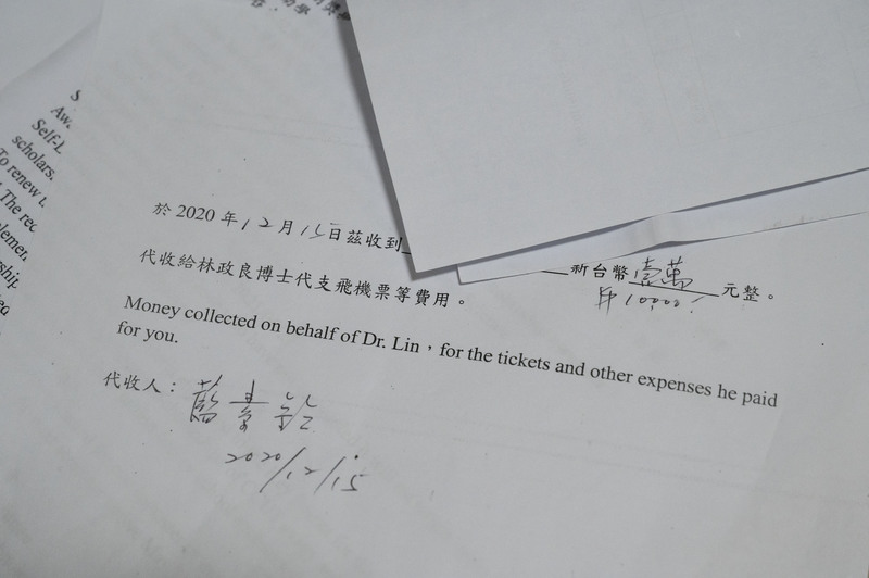 專門為學校招募學生的「中間人」藍素鈴，代替林政良向非洲學生收取欠款的收據。（攝影／楊子磊）