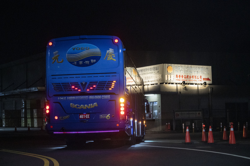 2021年12月10日晚間8點，載著黎明技術學院新南向專班越南外籍生的遊覽車，抵達桃園大溪的屏榮食品工廠。（攝影／楊子磊）