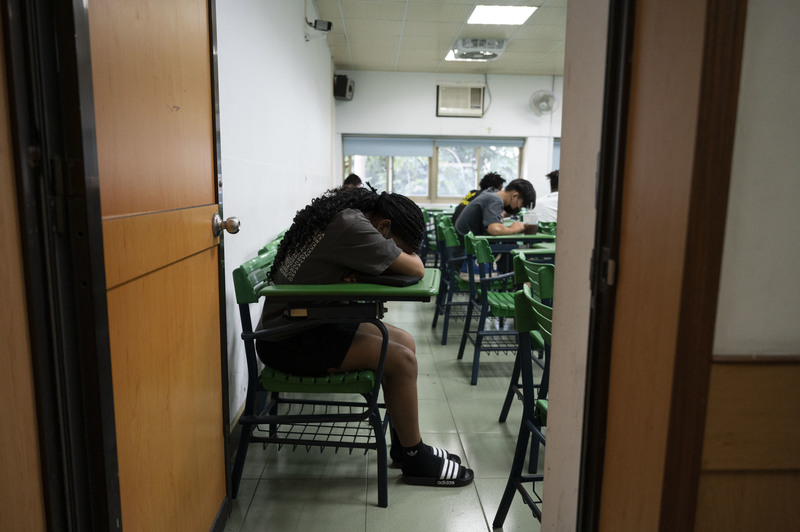 混班上課的外籍學生，面對全部中文的教學，索性補眠等待下課。（攝影／楊子磊）