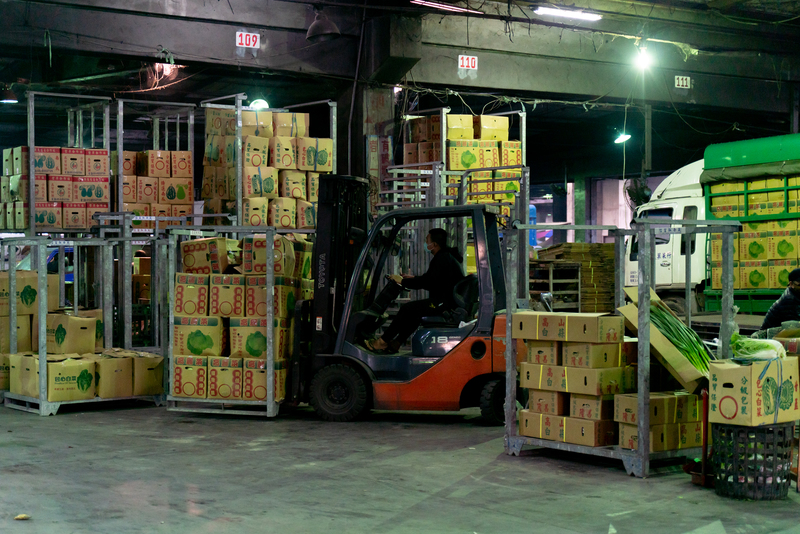 西螺果菜市場是台灣葉菜生產區內重要的批發市場，圖為批發商使用堆高機搬運裝箱高麗菜。（攝影／陳曉威）