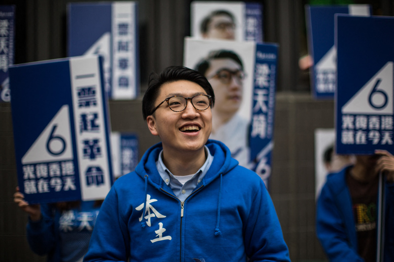 2016年2月27日，時為本土民主前線發言人的梁天琦，在街頭進行香港立法會新界東補選競選活動。（攝影／ AFP／Anthony Wallace）