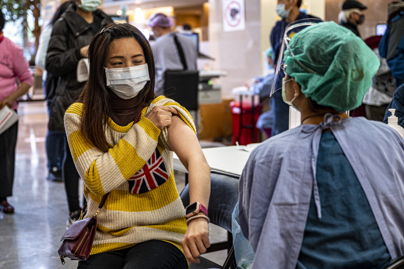 台大團隊以深度訪談方式，完成台灣首份COVID-19疫苗猶豫的質性研究調查報告，剖析影響國人打不打疫苗決策的關鍵原因（圖非研究報告中的受訪者）。（攝影／林彥廷）
