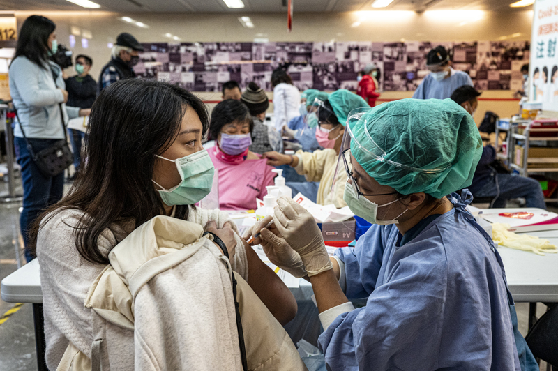 因應疫情升溫，新北市亞東醫院配合中央政策，於本月7日開始施打（間隔三個月）第三劑疫苗。（攝影／林彥廷）