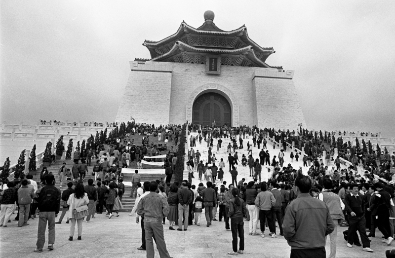1990年3月爆發野百合學運，數千名學生聚集中正紀念堂外爭取國會全面改選，堂體正門口前象徵帝王宮殿的白色台階丹陛，被佔據跟潑漆。（攝影／謝三泰）
