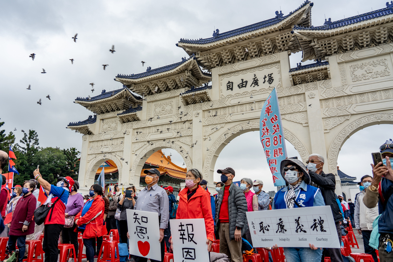 2022年1月23日，許多民眾參與張亞中在中正紀念堂自由廣場牌樓前舉行的「善報蔣中正」活動。（攝影／陳曉威）