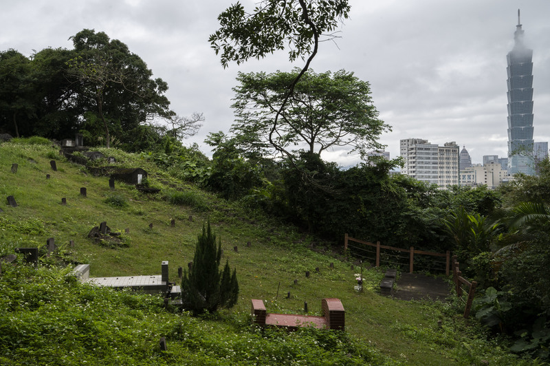 位於台北市六張犁的戒嚴時期政治受難者墓園，1993年被發現整理後，引發更多公眾對白色恐怖歷史的思考和對話。（攝影／楊子磊）
