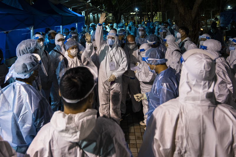 香港病毒檢測目前由政府人員和外包的私營集團負責，但由於人手不足，香港檢測量也遠遠跟不上Omicron傳染爆發的速度，市民的檢測報告落後數日至一週。（攝影／陳朗熹）