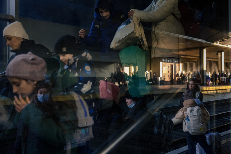 2月28日，人們在基輔中央火車站等待登上疏散列車。俄羅斯軍方當天表示，烏克蘭平民可以「自由」離開首都基輔。(攝影／AFP／Dimitar DILKOFF)
