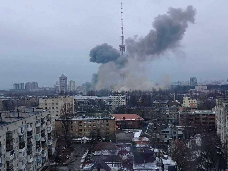 3月1日下午，烏克蘭首都基輔的電視塔遭到俄羅斯的導彈攻擊。(攝影／EyePress via AFP ／EyePress News )
