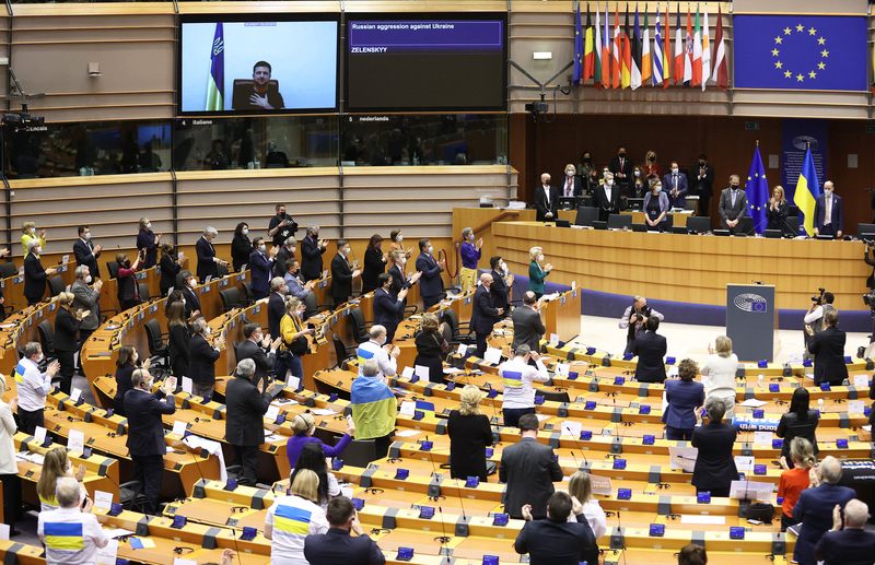 3月1日，烏克蘭總統澤倫斯基在布魯塞爾歐盟總部舉行的歐洲議會特別會議上發表視訊演說，獲在場者起立致意。 (攝影/Anadolu Agency via AFP/ Dursun Aydemir )