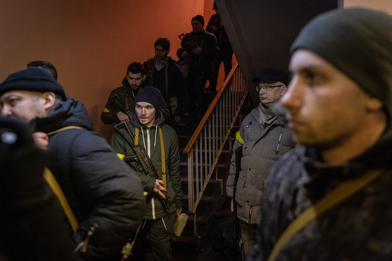 烏克蘭「領土防禦部隊」成員於3月2日在首都基輔聽取部署指令，準備到該市各個地區戒備。（攝影／Getty Images／Chris McGrath）