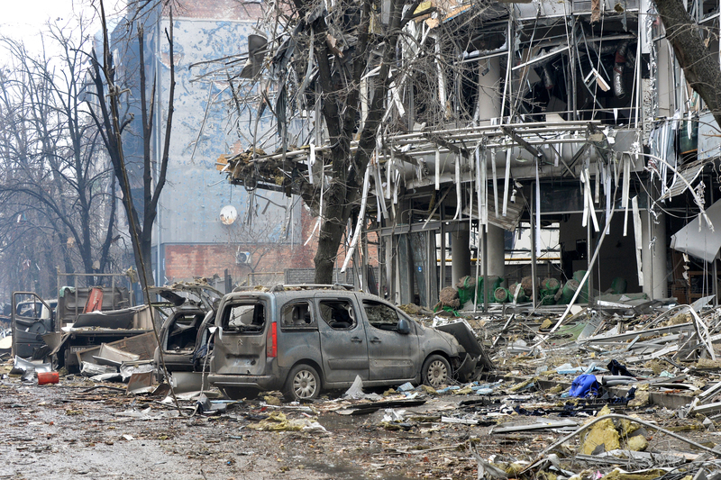 3月3日，俄羅斯軍隊持續針對烏克蘭第二大城市哈爾基夫進行砲擊，造成市內多處建築物受損。（攝影／AFP
／Sergey BOBOK）