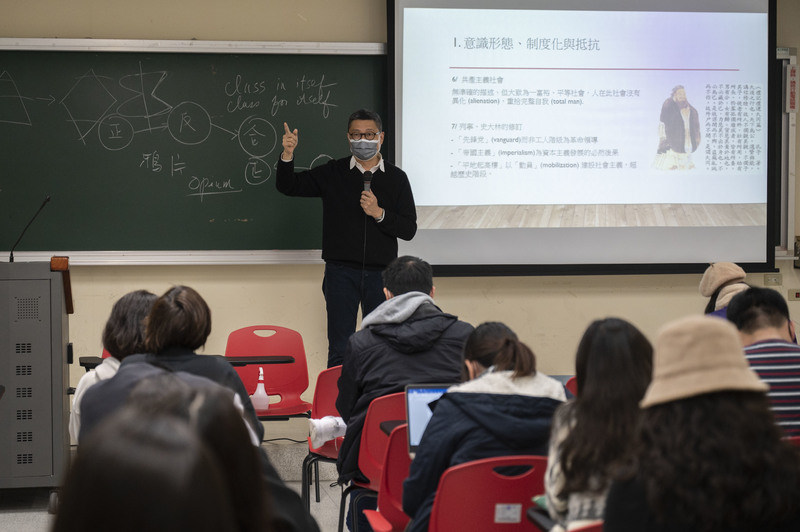 這學期，陳健民教授「當代中國社會」，第一課由共產主義的歷史講起。（攝影／楊子磊）
