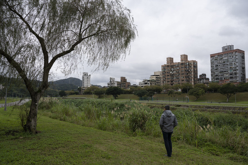 陳健民帶不少香港好友一起走過政大景美溪畔，希望芒草和綠茵能帶來安慰。（攝影／楊子磊）