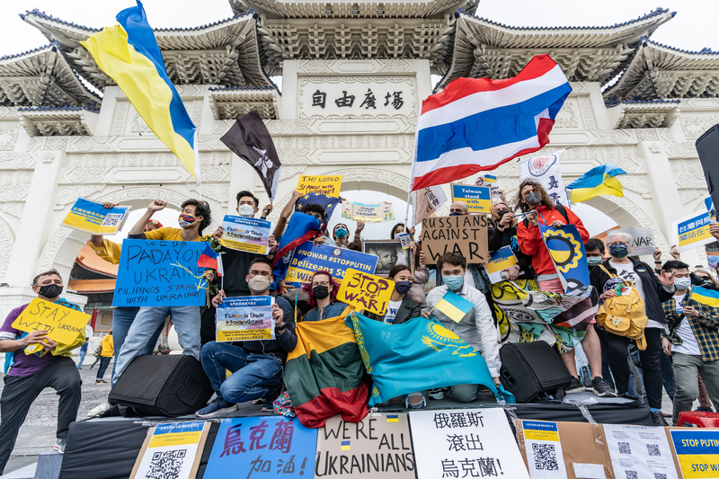 2022年3月6日，在台烏克蘭人及支持烏克蘭的台灣人，聚集在自由廣場，表達對烏克蘭國家主權、領土完整和勇敢人民的支持。現場有許多民眾自製標語、旗幟，也有俄羅斯公民舉牌，表達反對戰爭，聲援烏克蘭。（攝影／陳曉威）