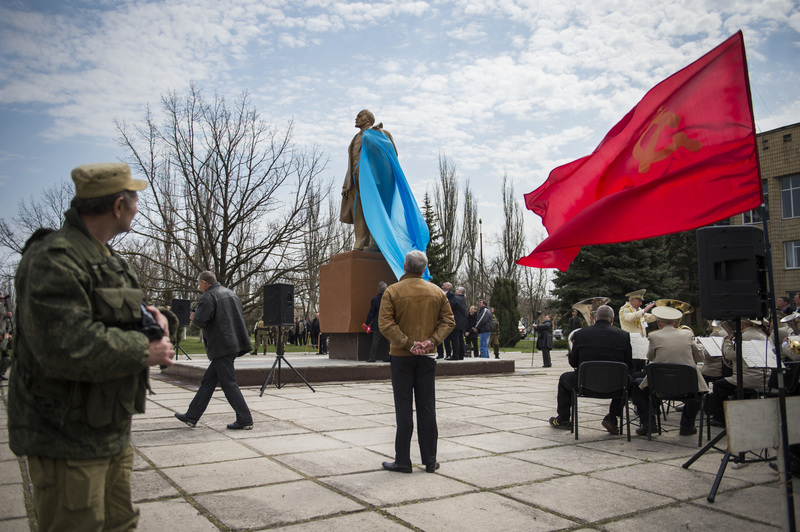 2015年4月，在烏克蘭東部頓巴斯地區的新亞佐夫斯克（Novoazovsk），親俄的「頓內次克人民共和國」成員重新豎立列寧銅像。（攝影／AFP／Odd ANDERSEN）