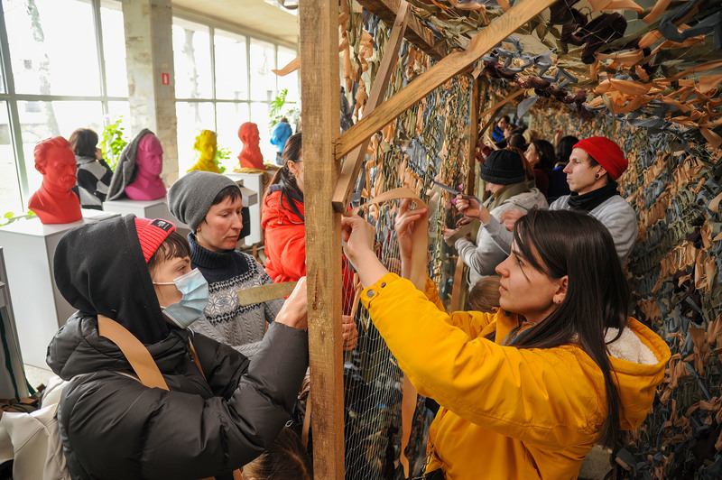 2月26日，為因應快速發展的前線戰事，在利維夫（Lviv）有許多民眾自發參與製作軍用偽裝網。（攝影／LightRocket via Getty／Mykola Tys）