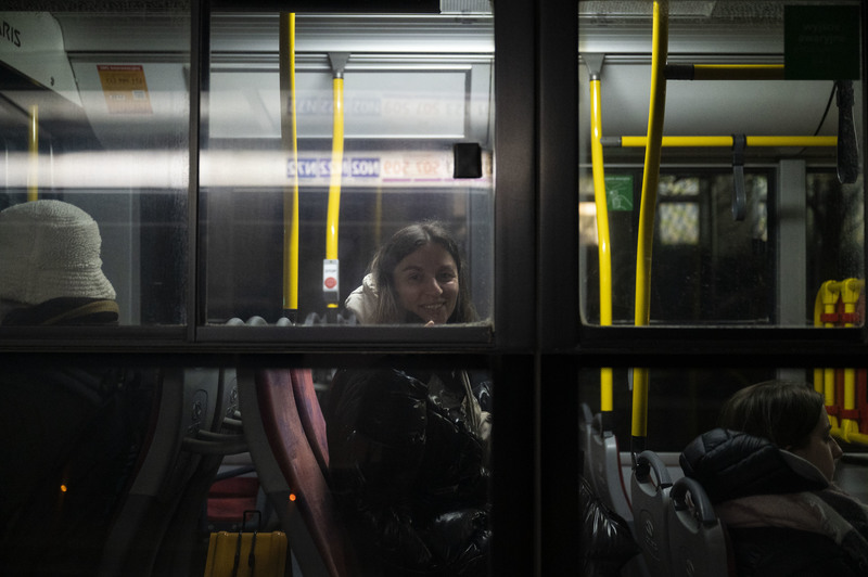 晚間9點多，安東妮雅搭上了拉杜卡家附近的公車，準備前往華沙中央車站進行清潔員的工作。（攝影／楊子磊）
