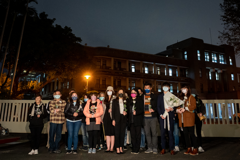 2月10日傍晚，太魯閣事故罹難者家屬及律師在行政院大門舉行記者會，說明他們的四大訴求。（攝影／陳曉威）