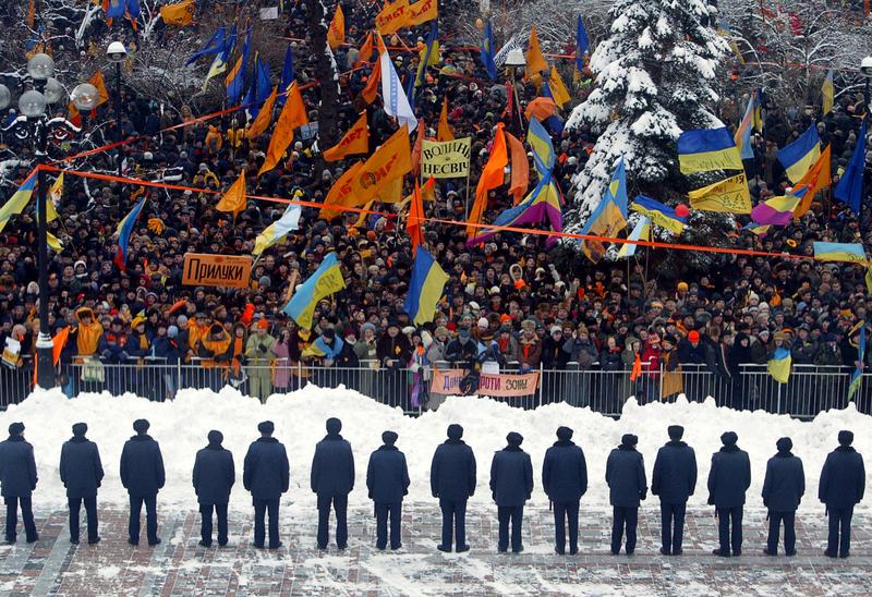 2004年12月1日，尤申科（Viktor Yushchenko）的支持者包圍了基輔的議會大樓。（攝影／AFP／Sergey Supinski）