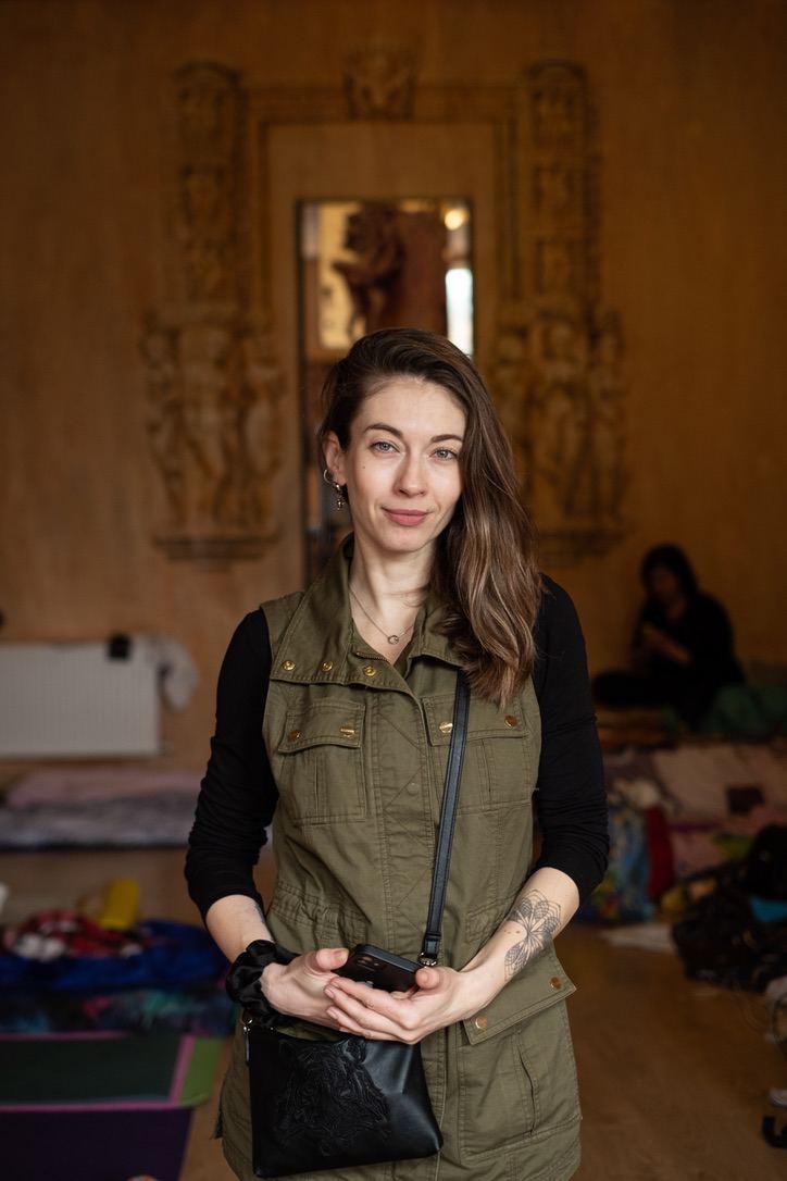 住在利維夫的愛雷娜・皮胡亞（Elena Pikhulya），她的瑜伽教室已收容了20到30位逃離家園的人跟寵物。（攝影／Jonathan Moore）
