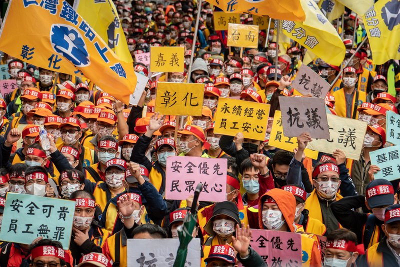 台鐵企業工會在3月23日號召千名員工上街遊行到立法院前遞交陳情書，抗議行政院版《國營台鐵公司化條例草案》未與工會充分溝通。（攝影／陳曉威）