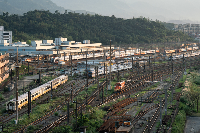 淡江大學運輸管理學系教授張勝雄認為，大至列車，小至車站電扶梯的一個零件，都應該要有管理系統，才知道這個零件用多久，何時需要檢測、更換。圖為台鐵七堵調車站內停放的各式列車與工程車。（攝影／陳曉威）