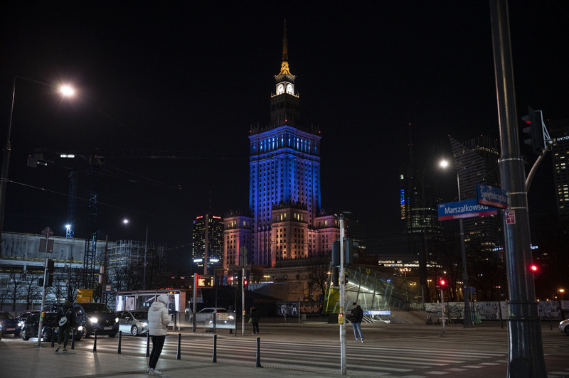 波蘭市中心的科學文化宮是蘇聯主政時期留下的代表性地標。2022年3月18日夜裡，建築的外牆打上了烏克蘭國旗的藍黃配色燈光。（攝影／楊子磊）