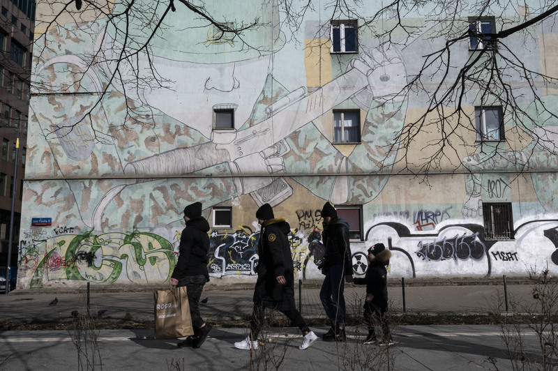 華沙市中心的一處民宅外牆上的操線木偶士兵塗鴉，是義大利著名藝術家Blu的反戰作品。（攝影／楊子磊）
