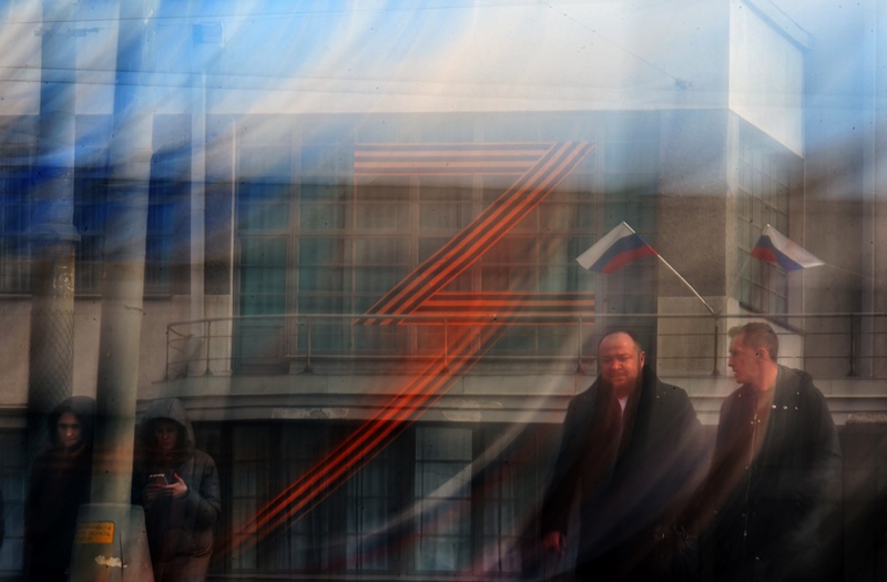 俄羅斯聖彼得堡一棟標有愛國主義色彩的Z字標示建築。源自於黑色、橘色相間的聖喬治絲帶，已成為俄羅斯對烏克蘭採取軍事行動的象徵。（攝影／AFP／OLGA MALTSEVA）