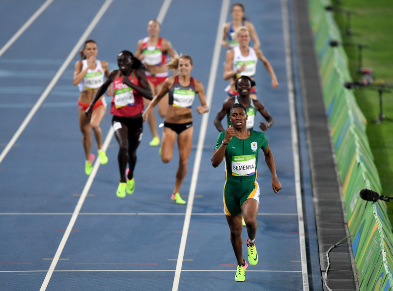 2016年8月20日，在里約奧運的田徑賽場上，來自南非的選手卡斯特・塞曼亞（Caster Semenya）在女子800公尺項目決賽中領先各國選手。（攝影／Getty Images／Shaun Botterill）