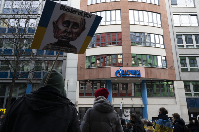 3月20日下午，反戰遊行的群眾抵達天然氣公司Gazprom Germania的總部前。該公司是俄羅斯國營天然氣公司Gazprom的德國子公司。（攝影／楊子磊）