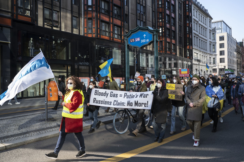 2022年3月20日，柏林市區的反戰遊行隊伍手持反對使用俄羅斯天然氣的標語。（攝影／楊子磊）