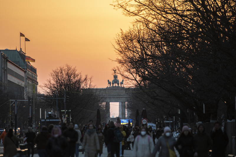 3月20日傍晚，布蘭登堡門前的反戰活動接近尾聲，群眾逐漸散去。（攝影／楊子磊）