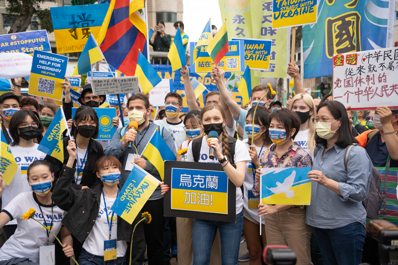 在台北舉行的聲援烏克蘭遊行。（攝影／梁佳欣）