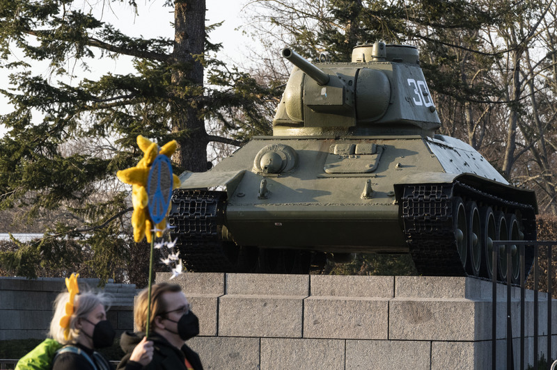 3月20日下午，參與反戰活動的人群行經柏林蘇軍紀念碑前二次大戰留下的蘇聯T34坦克。（攝影／楊子磊）