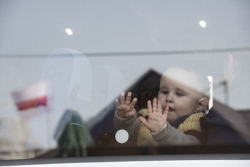 在接近烏克蘭邊界的波蘭城鎮梅迪卡（Medyka），許多烏克蘭難民通過國界後在這裡搭上了前往其他城市的巴士。3月15日中午，一個孩子搭上車之後望著窗外的景色。（攝影／楊子磊）