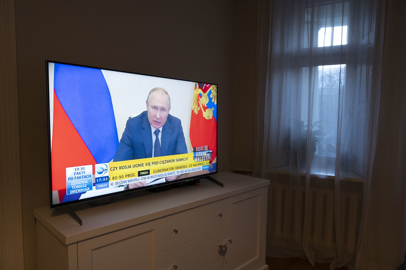 2022年3月17日，一個波蘭家庭的客廳裡，電視正在播報俄羅斯總統普丁（Vladimir Putin）談話的新聞。（攝影／楊子磊）