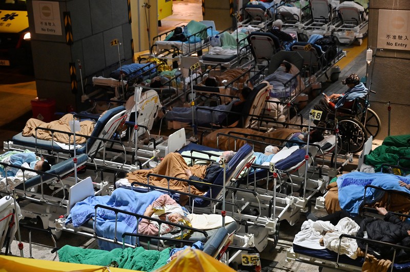 傳染力極高的Omicron爆發，嚴重衝擊香港的醫院收治量能。圖為今年2月16日在香港明愛醫院外擺放的病床。（攝影／AFP／Peter PARKS）