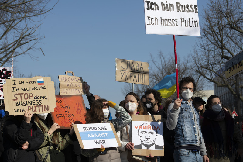 2022年3月20日，俄羅斯大使館前的反戰活動中，伊利亞（右3）站在隊伍的前排，手上舉著的標語寫著「我是俄羅斯人，我恨普丁！」。（攝影／楊子磊）