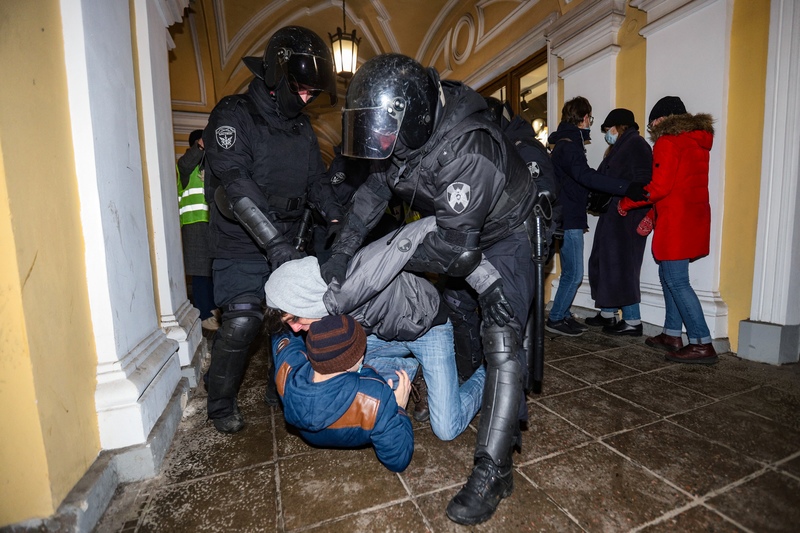 2022年2月24日，戰爭爆發當天，在聖彼得堡出現反戰示威，俄羅斯警察拘捕參與活動的民眾。（攝影／AFP／Sergei Mikhailichenko）